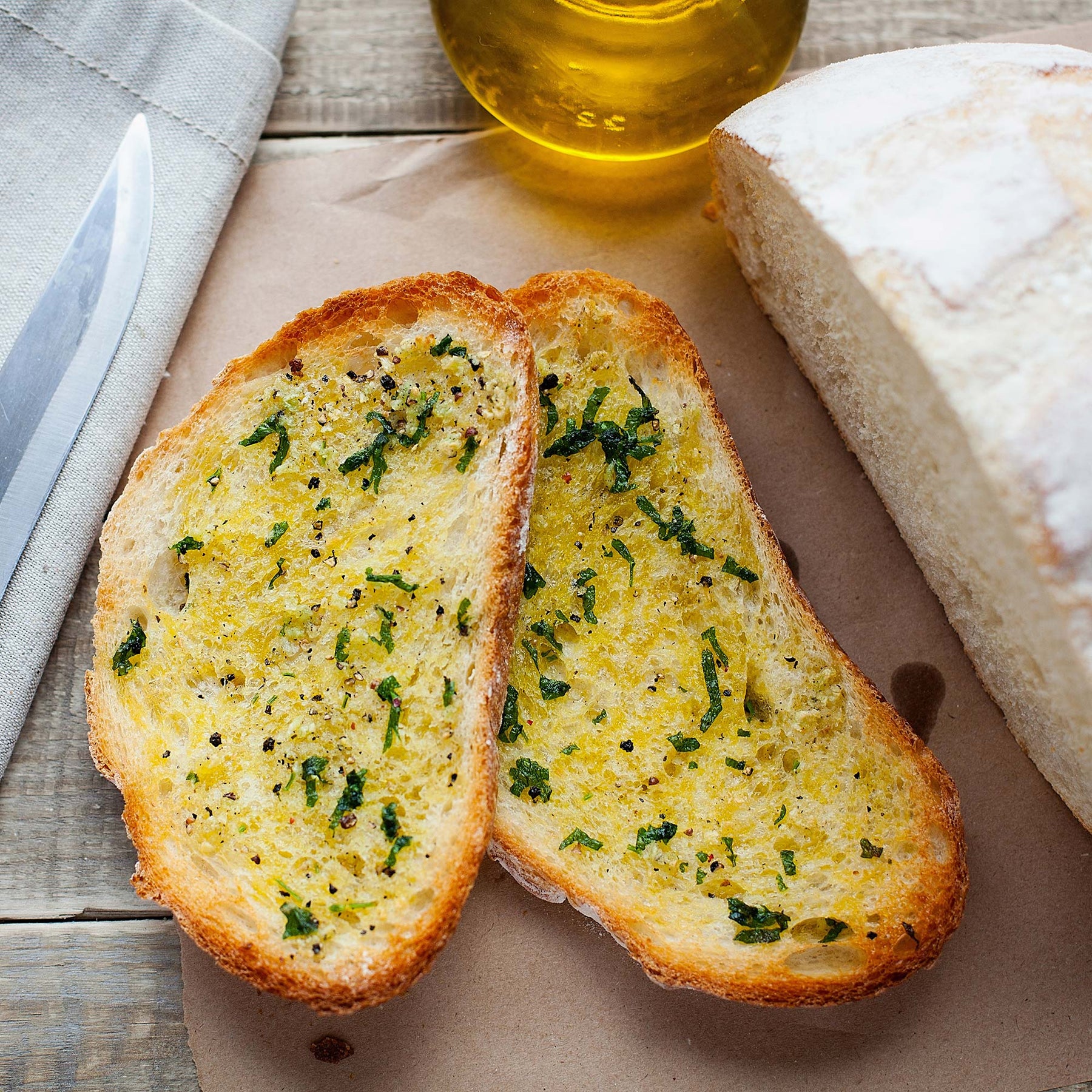 Getoastetes Brot mit Olivenöl, Knoblauch und Tomate